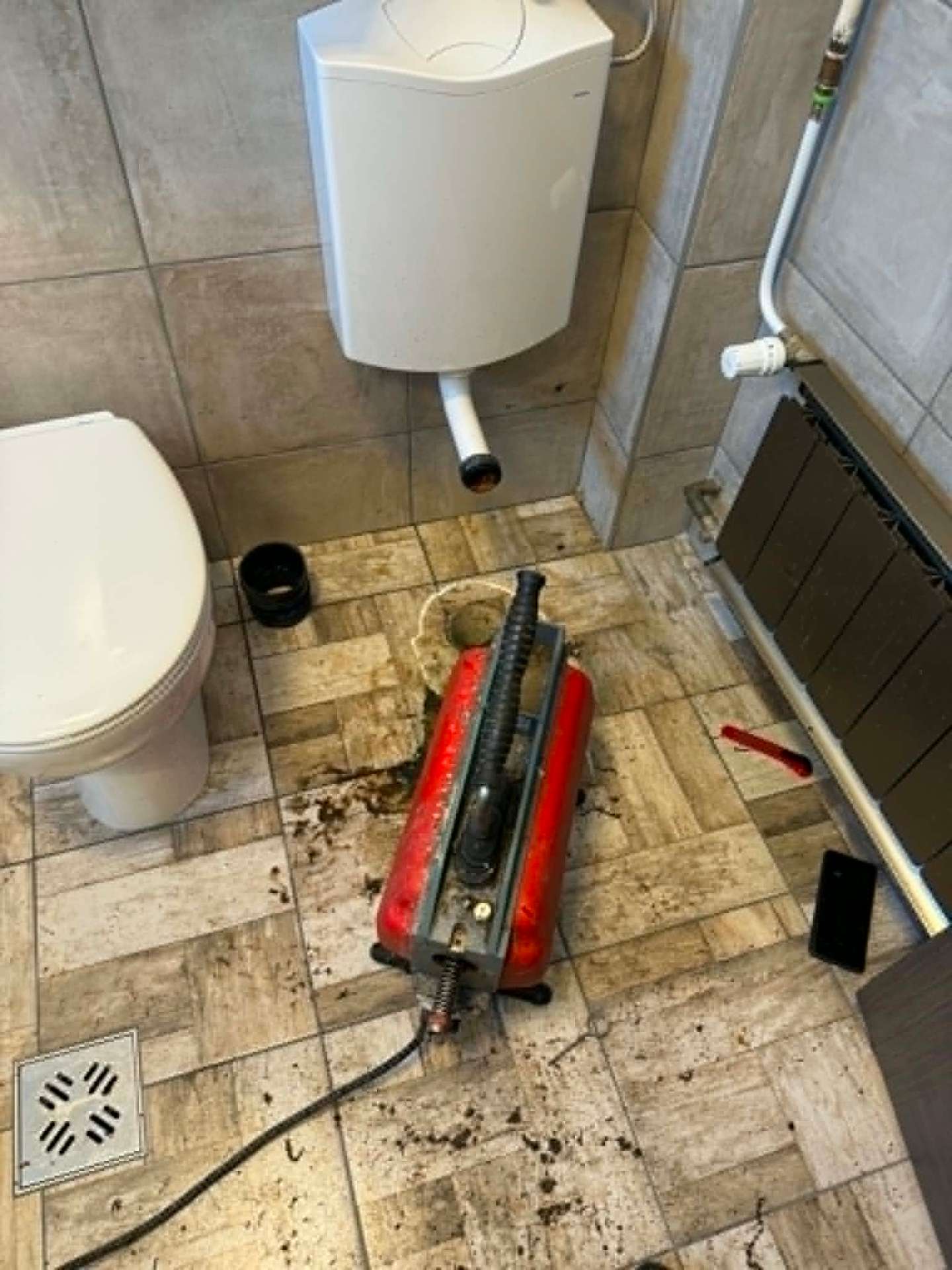 WC lefolyó átmosatása géppel
